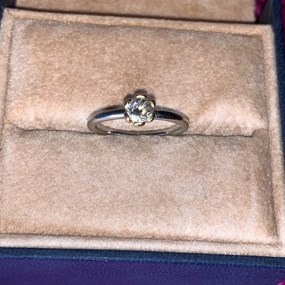 💍🦋PLATINUM, 18kt & DIAMOND SOLITAIRE RING. - Picture 6 of 8